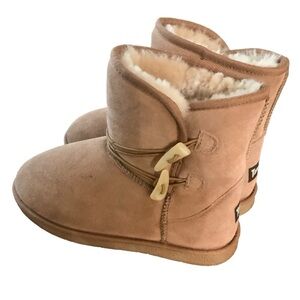 Tamarac tan winter leather boots with shearling lining. Size 9